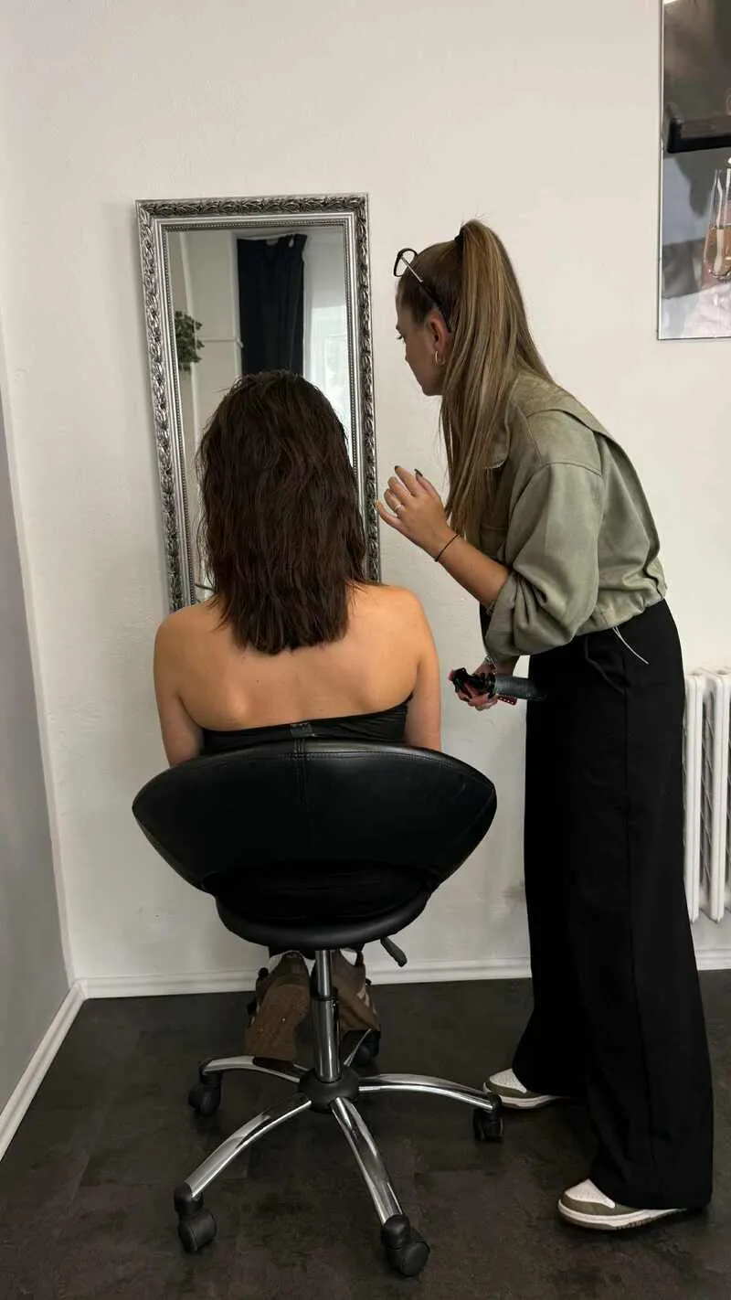 Spokojená klientka s novým účesem